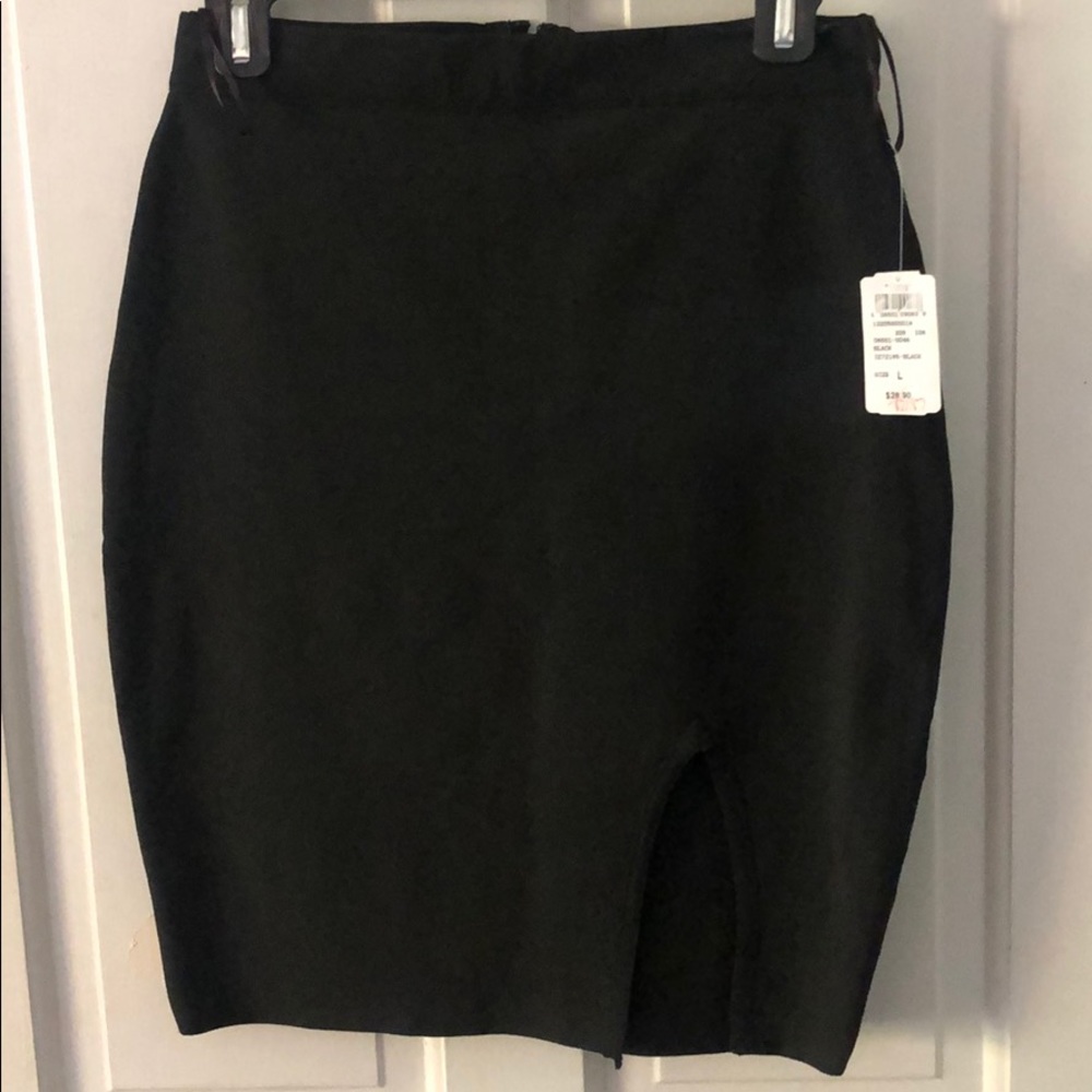 Black curvy mini skirt